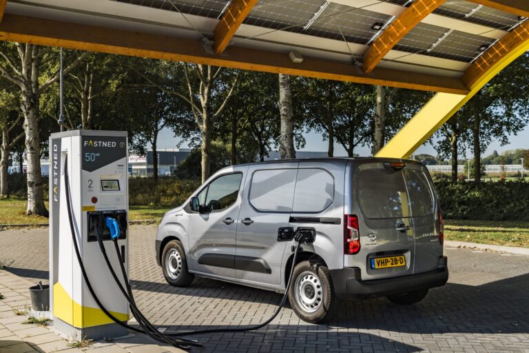 Actieradius van elektrische bestelbus Toyota proace city opladen bij laadpaal van Fastnet