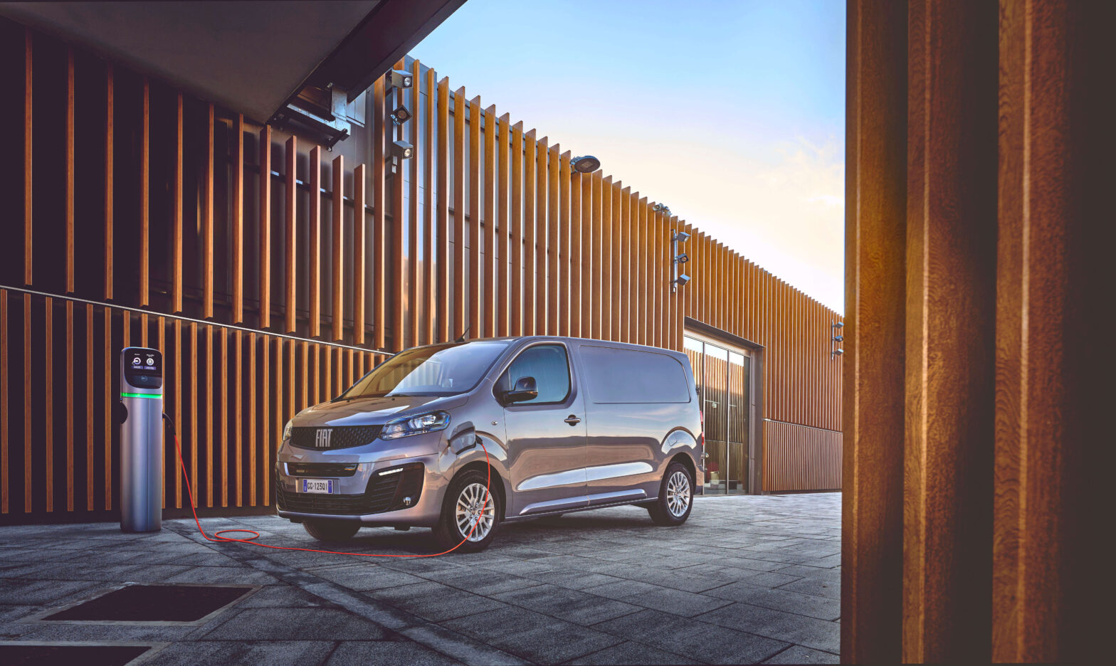 Fiat E Scudo op straat laden