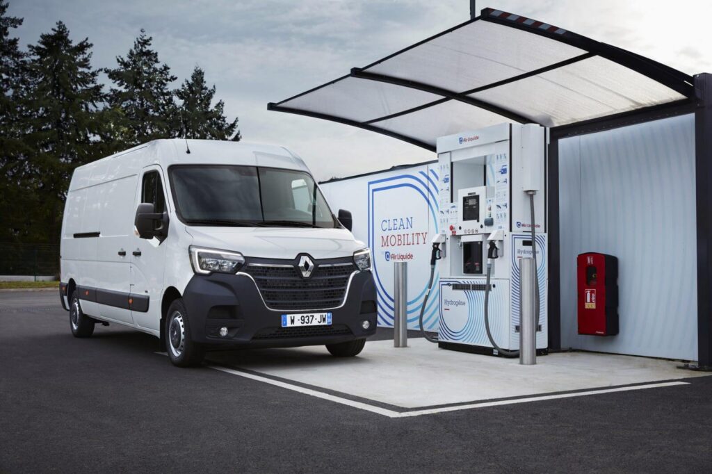 Elektrische bedrijfswagen van Renault aan een oplaadpaal - Elektrischebedrijfswagenkopen.nl