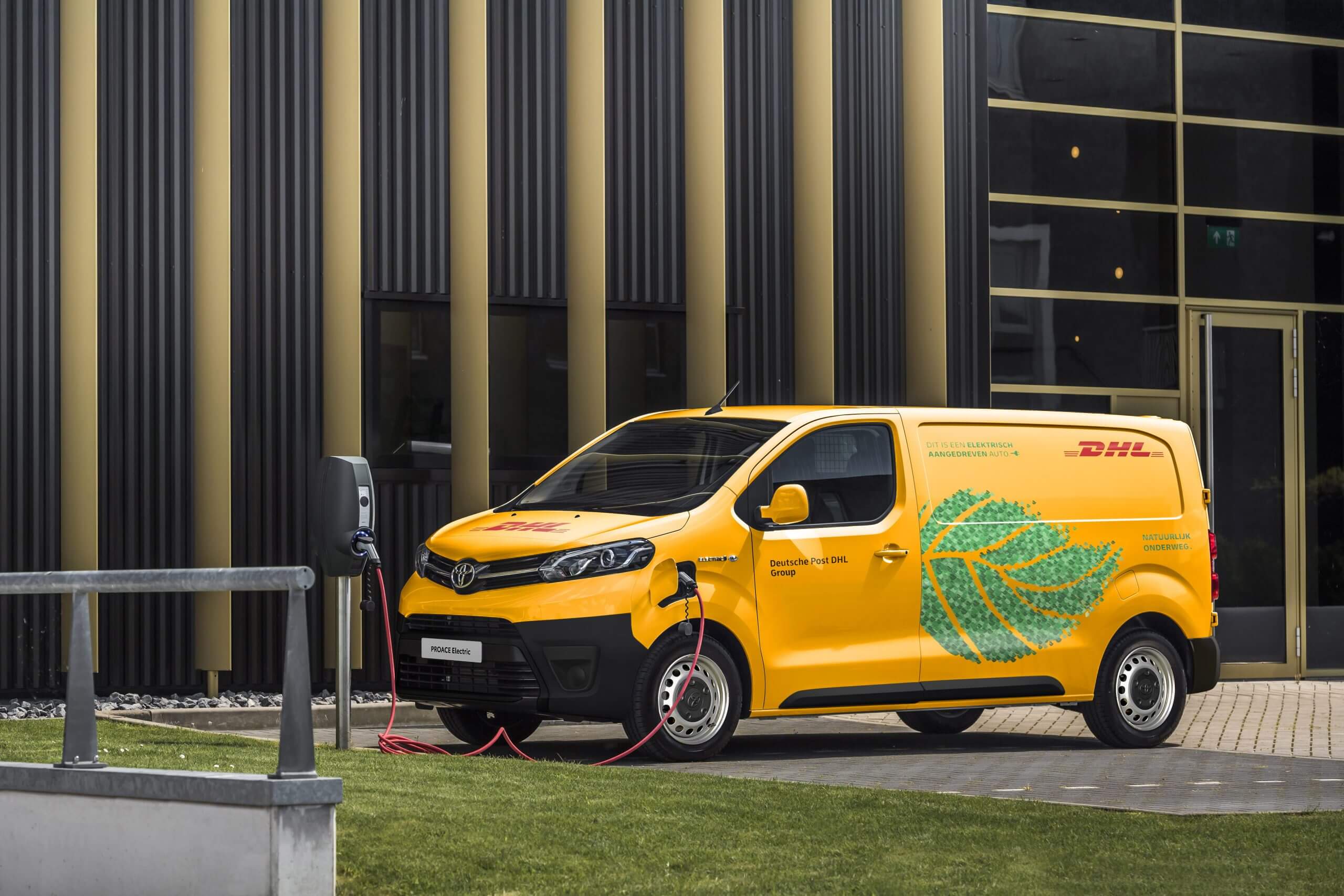 Toyota Proace electric van DHL aan de laadpaal